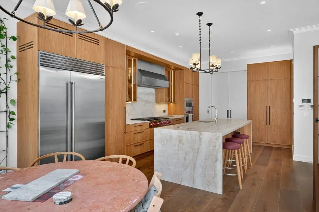 Scandi Shaker Doors in natural oak veneer. Luxury Kitchen at cost